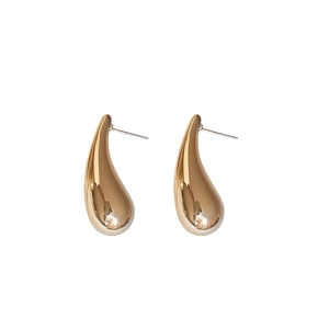 Boucles d'oreilles créoles C en forme de goutte d'or avec une finition métallique miroir