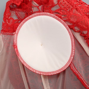 Détail du haut en dentelle rouge montrant les coussinets blancs et la doublure en résille
