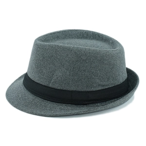 Détail de la texture en feutre de laine et du ruban noir sur un chapeau fedora gris