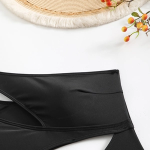 Détails du maillot de bain noir ajouré avec tissu extensible et coutures précises