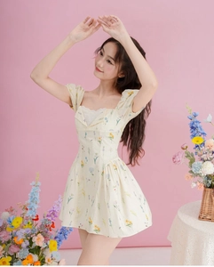 Detailansicht eines floralen Vintage-Kleides mit Puffärmeln und schmaler Taille