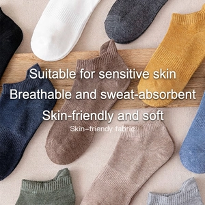 Multi-color set of breathable cotton ankle socks for men with ribbed cuffs and heel tabs
