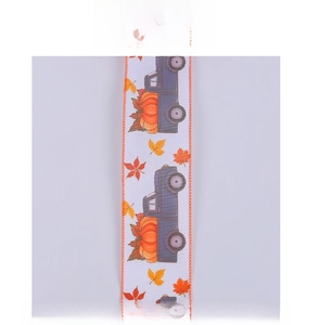 Détail d'un ruban d'automne blanc avec citrouilles, camions bleus et feuilles d'érable