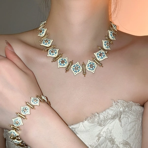 Vintage gold diamond heart jewelry set with necklace and bracelet for women