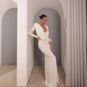 Robe longue blanche élégante avec décolleté en V plongeant et détails de plis drapés