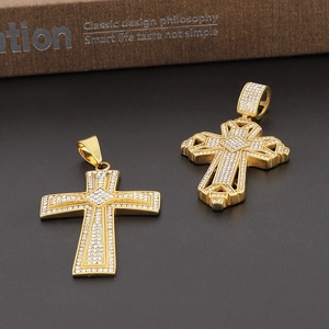 Vue détaillée de pendentifs croix en or 18 carats sertis de zircons et motifs ajourés