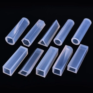 Set di 10 stampi in silicone geometrici per ciondoli in resina su sfondo nero