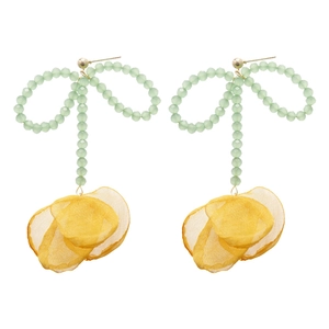 Orecchini a fiocco con perline verde chiaro e petali in rete gialla su sfondo bianco