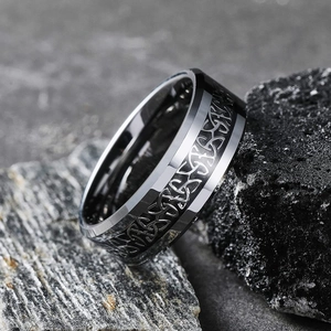 Bague homme 8mm en acier inoxydable avec nœud celtique sur pierre sombre texturée