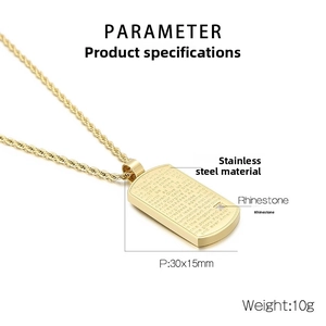 Détail du collier plaque en acier inoxydable doré avec gravure de prière et strass blanc