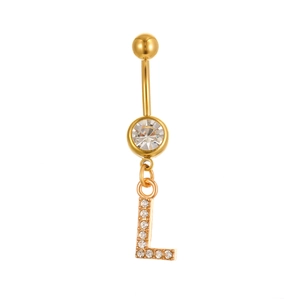 Dettaglio del piercing all'ombelico dorato lettera L con zirconi e pavé di micro cristalli