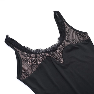 Détail du patchwork en dentelle noire et du col en V sur cette robe à fines bretelles