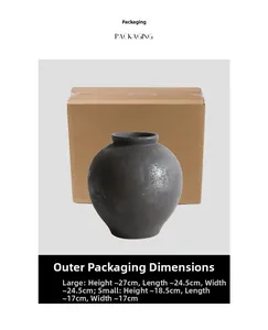Detalle del jarrón de cerámica negro mate con textura rústica y dimensiones del empaque
