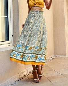 Détail d'une jupe longue à fleurs avec taille élastique et cordon en jaune et bleu