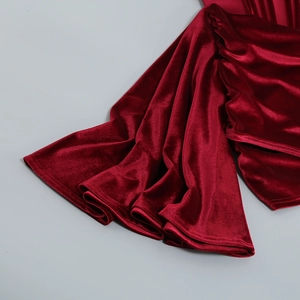 Gros plan sur le tissu en velours rouge montrant les volants et plis élégants