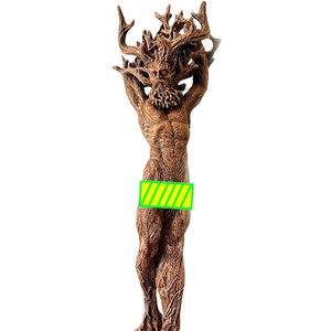 Macro dettaglio di una statua di dea della foresta in resina marrone con rami di corna