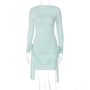 Détail de la robe courte vert clair plissée avec des accents floraux 3D élégants