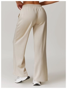 Rückansicht der beigefarbenen High-Waist-Jogginghose mit weitem Bein und elastischem Bund