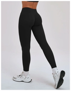 Détail du legging taille haute montrant l'effet galbant et la texture du tissu mat