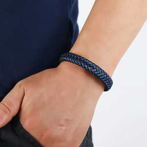 Bracciale da uomo in pelle intrecciata blu sfumata con chiusura magnetica in lega al polso