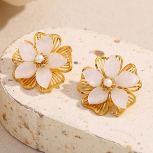 Makroaufnahme von doppellagigen Muschelblumen-Ohrringen mit 18K Goldfinish und Perlen