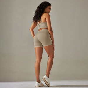 Détail macro de la brassière de sport sans couture kaki et du short de cyclisme taille haute