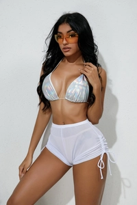 Détail du haut de bikini holographique argenté et short en mesh blanc à cordon