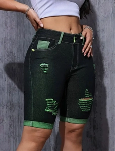 Detail der schwarzen Denim-Shorts mit markanten neongrünen Kontrastnähten im Used-Look