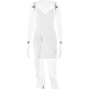 Mini robe blanche en dentelle à bretelles avec fleur 3D et détails de volants