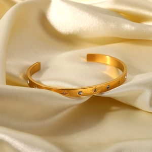 Detailansicht eines 18K vergoldeten Edelstahlarmreifs mit Sterngravur und Zirkonia