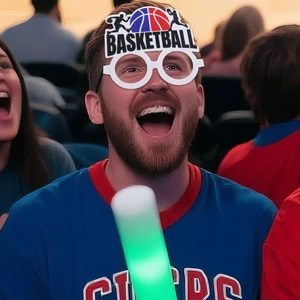 Lunettes de fête basket blanches avec texte et icône portées par un fan au stade