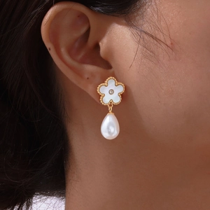 Gold flower and white pearl drop earrings for women with zircon and vintage style