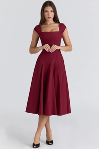 Gros plan détaillé d'une robe trapèze sans manches rouge foncé avec décolleté carré chic