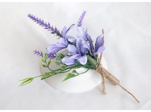Dettaglio di bottoniera lilla con lavanda e spago di juta per matrimoni in stile rustico