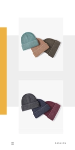 Mehrfarbige gerippte Strickmützen auf minimalistischen geometrischen Hintergründen