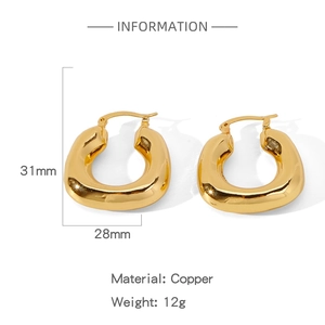 Vista dettagliata di orecchini geometrici dorati con dimensioni 31mm di altezza e 28mm
