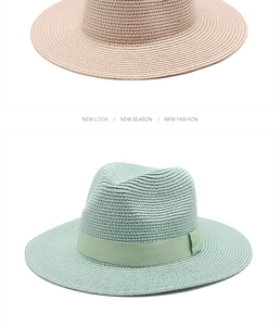 Dettaglio ravvicinato di cappelli di paglia verde chiaro e rosa con nastri decorativi