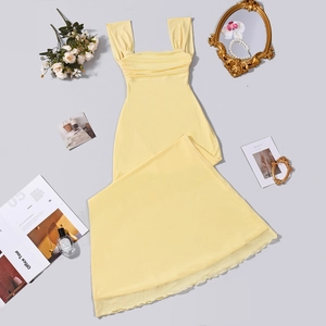 Dettaglio di un elegante abito plissettato giallo senza maniche con orlo in mesh