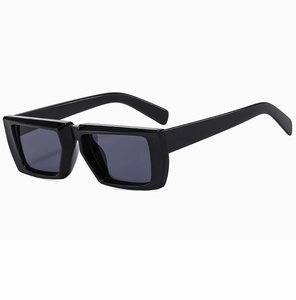 Detailansicht einer markanten schwarzen quadratischen Sonnenbrille mit grauen Gläsern
