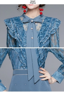 Détail de robe en dentelle bleu clair avec col à nœud, perles et boutons floraux