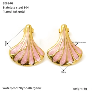 Detail of pink fan-shaped titanium steel earrings with dimensions and specs shown