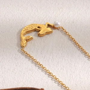 Détail du collier avec pendentif sirène plaqué or 18 carats et perle élégante