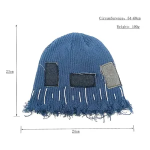 Dunkelblaue Strickmütze im Distressed-Look mit Patch und weißen Nähten für Winterwärme