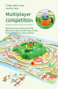 Détail du jeu de course de tortues avec pions en plastique et colline centrale pivotante