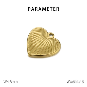 Close-up showing 18mm heart pendant dimensions and 4g weight on white background