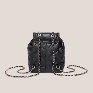 Elegante mochila acolchada negra con cadenas doradas y solapa con cordón para mujer