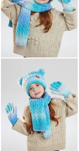 Detalle del conjunto de invierno de punto degradado azul con pompones, bufanda y guantes