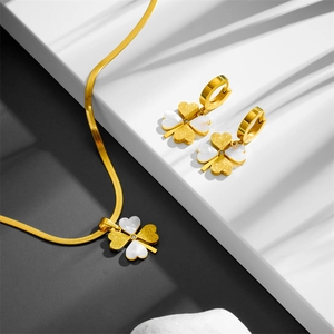 Parure trèfle dorée avec collier chaîne serpent plate et boucles d'oreilles créoles