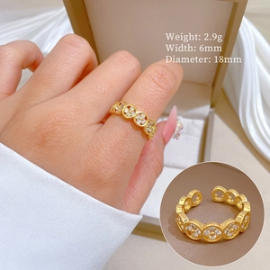 Detail of gold clover ring with pavé diamonds on model and size specifications