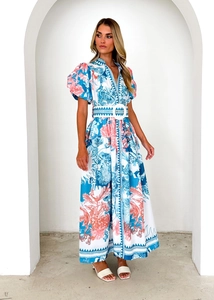 Detail of summer maxi dress with floral print, puffed sleeves and belted waist design